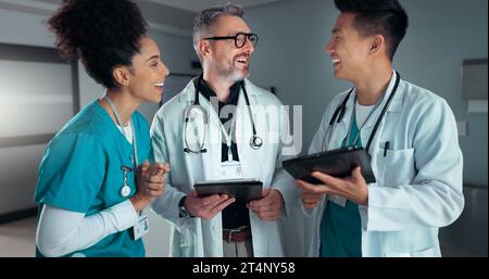 Ärzte, Krankenschwestern und Tablets mit Erfolg im Gesundheitswesen, Applaus und Feier der Ergebnisse oder Lösung im Krankenhaus. Glückliches medizinisches Team, Mentor und Studenten Stockfoto