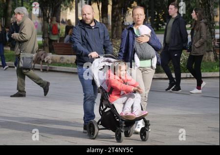 Bergamo, . Oktober 2023. In Italien gibt es immer weniger Kinder, was den demografischen Rückgang und die Krise der traditionellen Familie bestätigt: Jedes dritte Kind wird außerhalb eines Eheverhältnisses geboren. Quelle: Unabhängige Fotoagentur/Alamy Live News Stockfoto