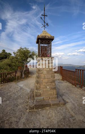 Aussichtspunkt und Denkmal des Salt de la Minyona, ein außergewöhnlicher Panoramablick auf Les Guilleries (Osona, Barcelona, Katalonien, Spanien) Stockfoto