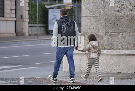 Bergamo, . Oktober 2023. In Italien gibt es immer weniger Kinder, was den demografischen Rückgang und die Krise der traditionellen Familie bestätigt: Jedes dritte Kind wird außerhalb eines Eheverhältnisses geboren. Quelle: Unabhängige Fotoagentur/Alamy Live News Stockfoto