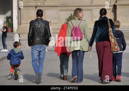 Bergamo, . Oktober 2023. In Italien gibt es immer weniger Kinder, was den demografischen Rückgang und die Krise der traditionellen Familie bestätigt: Jedes dritte Kind wird außerhalb eines Eheverhältnisses geboren. Quelle: Unabhängige Fotoagentur/Alamy Live News Stockfoto