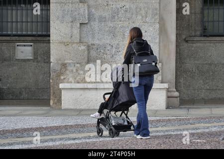 Bergamo, . Oktober 2023. In Italien gibt es immer weniger Kinder, was den demografischen Rückgang und die Krise der traditionellen Familie bestätigt: Jedes dritte Kind wird außerhalb eines Eheverhältnisses geboren. Quelle: Unabhängige Fotoagentur/Alamy Live News Stockfoto