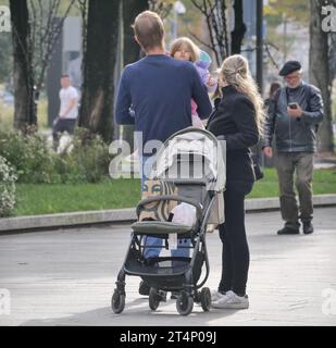 Bergamo, . Oktober 2023. In Italien gibt es immer weniger Kinder, was den demografischen Rückgang und die Krise der traditionellen Familie bestätigt: Jedes dritte Kind wird außerhalb eines Eheverhältnisses geboren. Quelle: Unabhängige Fotoagentur/Alamy Live News Stockfoto