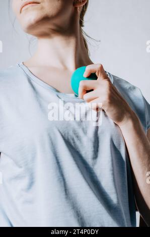 Frau, die einen Therapieball auf die Brustmuskulatur anwendet Stockfoto