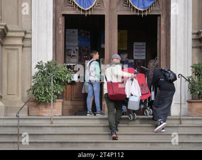 Bergamo, . Oktober 2023. In Italien gibt es immer weniger Kinder, was den demografischen Rückgang und die Krise der traditionellen Familie bestätigt: Jedes dritte Kind wird außerhalb eines Eheverhältnisses geboren. Quelle: Unabhängige Fotoagentur/Alamy Live News Stockfoto