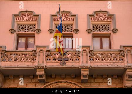 Fassade des Comella-Hauses im modernistischen Stil in Vic (Osona, Barcelona, Katalonien, Spanien) ESP: Fachada de la casa Comella, de estilo modernista, Vic Stockfoto