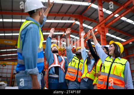 Arbeiter arbeiten in der Blechfabrik. Arbeiter und Industriekonzept. Stockfoto