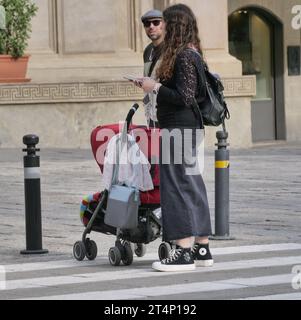 Bergamo, . Oktober 2023. In Italien gibt es immer weniger Kinder, was den demografischen Rückgang und die Krise der traditionellen Familie bestätigt: Jedes dritte Kind wird außerhalb eines Eheverhältnisses geboren. Quelle: Unabhängige Fotoagentur/Alamy Live News Stockfoto