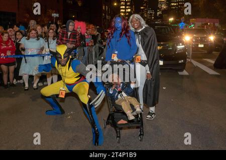 New York, New York, USA. 31. Oktober 2023. (NEU) Halloween-Parade in New York City 2023. 31. Oktober 2023, New York, New York, USA: Jumaane Williams (L) und seine Familie nehmen an der 50. Jährlichen Halloween-Parade in New York City Teil, die unter dem Motto „Upside/Down : Inside/Out!“ steht. Am 31. Oktober 2023 in New York City. (Foto: M10s/TheNews2) (Foto: M10s/Thenews2/Zumapress) (Bild: © Ron Adar/TheNEWS2 Via ZUMA Press Wire) NUR ZUR REDAKTIONELLEN VERWENDUNG! Nicht für kommerzielle ZWECKE! Stockfoto