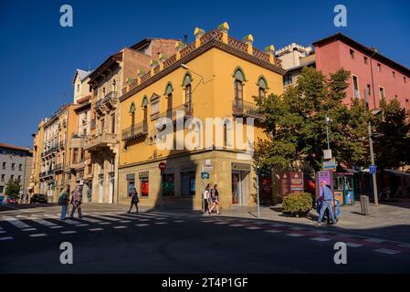 Fassade des Hauses Vilà im modernistischen Stil in Vic (Osona, Barcelona, Katalonien, Spanien) ESP: Fachada de la casa Vilà, de estilo modernista, en Vic Stockfoto