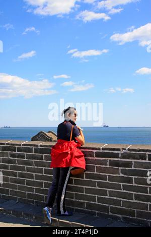 Qinhuangdao - 12. September: Lady on the Great Wall, Qinhuangdao, Hebei, China, 12. September, 2015 Stockfoto