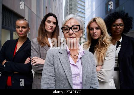 Befähigte Gruppe multirassischer Geschäftsfrauen, die selbstbewusst in die Kamera schauen. Stockfoto