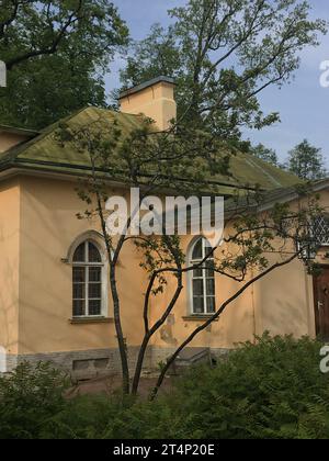 PETERHOF, RUSSLAND - 25. Mai 2021: Die Konstantinowski-Lodge (die untere Karaulka) im Park Alexandria Stockfoto