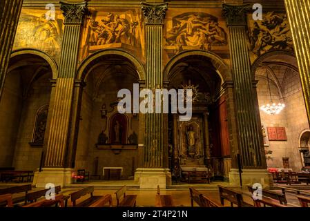 Inneres der neoklassizistischen Kathedrale St. Peter in Vic mit dramatischen Wandmalereien von Josep Maria Sert (Vic, Barcelona, Katalonien, Spanien) Stockfoto