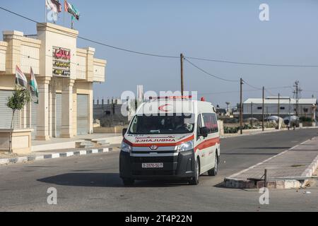 Rafah, Palästinensische Gebiete. November 2023. Ein palästinensischer Krankenwagen trifft am Grenzübergang zwischen Gaza und Ägypten ein. Verletzte Palästinenser und ausländische Passbesitzer dürfen über den Grenzübergang Rafah evakuieren. Quelle: Mohammed Talatene/dpa/Alamy Live News Stockfoto