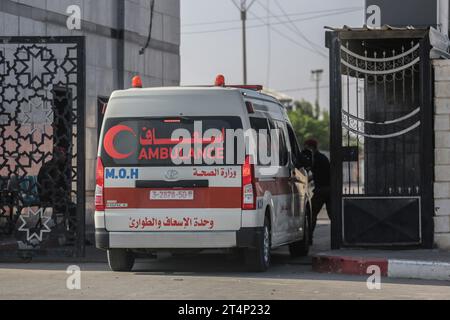 Rafah, Palästinensische Gebiete. November 2023. Ein palästinensischer Krankenwagen überquert den Grenzübergang zwischen Gaza und Ägypten. Verletzte Palästinenser und ausländische Passbesitzer dürfen über den Grenzübergang Rafah evakuieren. Quelle: Mohammed Talatene/dpa/Alamy Live News Stockfoto