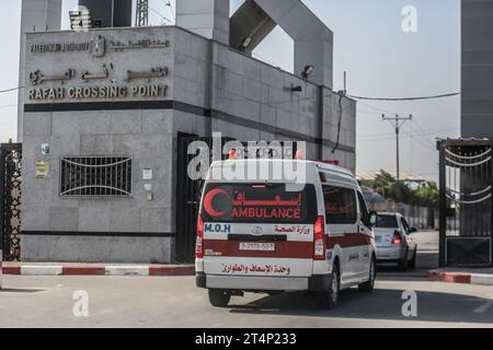 Rafah, Palästinensische Gebiete. November 2023. Ein palästinensischer Krankenwagen überquert den Grenzübergang zwischen Gaza und Ägypten. Verletzte Palästinenser und ausländische Passbesitzer dürfen über den Grenzübergang Rafah evakuieren. Quelle: Mohammed Talatene/dpa/Alamy Live News Stockfoto