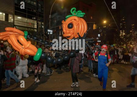 New York, New York, USA. 31. Oktober 2023. (NEU) Halloween-Parade in New York City 2023. Oktober 31, 2023, New York, New York, USA: Puppenspieler nehmen an der 50. Jährlichen Halloween-Parade des New Yorker Dorfes Teil, die sich mit dem Thema „Upside/Down : Inside/Out!“ beschäftigt. Am 31. Oktober 2023 in New York City. (Foto: M10s/TheNews2) (Foto: M10s/Thenews2/Zumapress) (Bild: © Ron Adar/TheNEWS2 Via ZUMA Press Wire) NUR ZUR REDAKTIONELLEN VERWENDUNG! Nicht für kommerzielle ZWECKE! Stockfoto