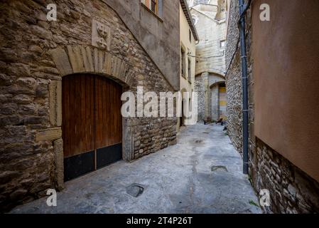 L'Albergueria Straße, das alte jüdische Viertel von Vic, hinter der Kathedrale von Vic (Osona, Barcelona, Katalonien) und Calle de la Albergueria Judería de Vic Stockfoto