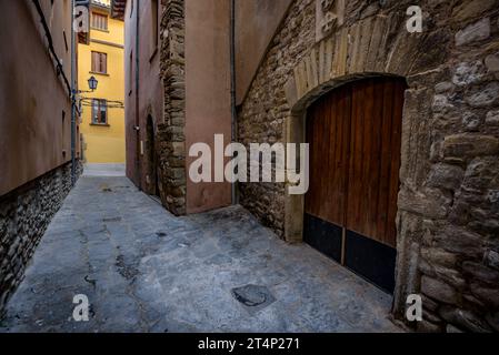 L'Albergueria Straße, das alte jüdische Viertel von Vic, hinter der Kathedrale von Vic (Osona, Barcelona, Katalonien) und Calle de la Albergueria Judería de Vic Stockfoto