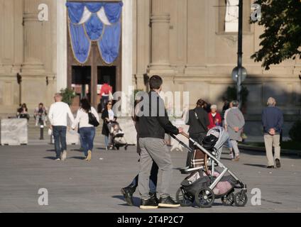 Bergamo, . Oktober 2023. In Italien gibt es immer weniger Kinder, was den demografischen Rückgang und die Krise der traditionellen Familie bestätigt: Jedes dritte Kind wird außerhalb eines Eheverhältnisses geboren. Quelle: Unabhängige Fotoagentur/Alamy Live News Stockfoto