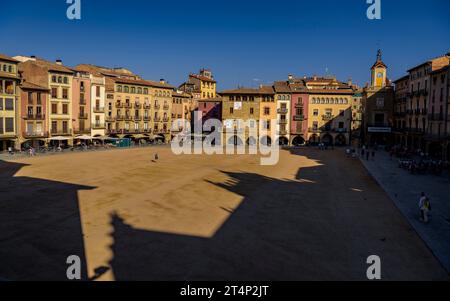 Piazza Grande oder Mercadal de Vic im historischen Zentrum der Stadt, an einem Herbstnachmittag (Osona, Barcelona, Katalonien, Spanien) Stockfoto