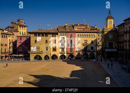 Piazza Grande oder Mercadal de Vic im historischen Zentrum der Stadt, an einem Herbstnachmittag (Osona, Barcelona, Katalonien, Spanien) Stockfoto