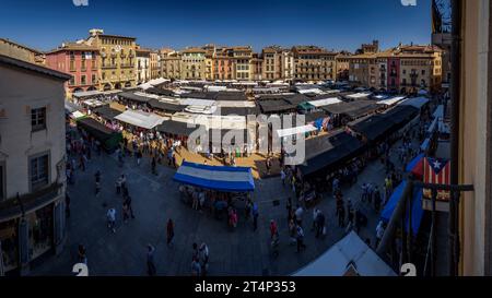 Plaza Major oder Mercadal de Vic an einem Markttag, Samstagmorgen (Osona, Barcelona, Katalonien, Spanien) ESP Plaza Mayor o Mercadal de Vic, España Stockfoto