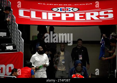 Los Angeles, Usa. 31. Oktober 2023. Der neueste Los Angeles Clippers Wächter James Harden (in weiß) betritt sein neues Haus arena-Crypto.com Arena in Los Angeles, Kalifornien, Dienstag, 31. Oktober 2023. Die Clippers besiegten die Magic 118–102. Foto: Jon SooHoo/UPI Credit: UPI/Alamy Live News Stockfoto