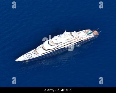 LUFTAUFNAHME. Symphony Yacht (101 Meter lang) vor Anker in der Bucht von Roquebrune vor der Küste von Monaco. Stockfoto