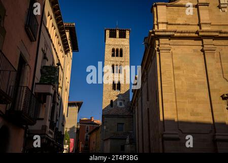 Romanischer Glockenturm der Kathedrale St. Peter von Vic (Osona, Barcelona, Katalonien, Spanien) ESP: Campanario románico de la catedral de Vic Stockfoto