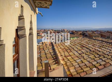 Dächer und Gebäude von Vic vom historischen Stadtzentrum (Osona, Barcelona, Katalonien, Spanien) ESP: Tejados y edificios de Vic (Barcelona, España) Stockfoto