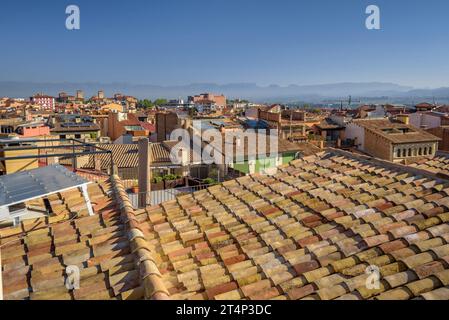 Dächer und Gebäude von Vic vom historischen Stadtzentrum (Osona, Barcelona, Katalonien, Spanien) ESP: Tejados y edificios de Vic (Barcelona, España) Stockfoto