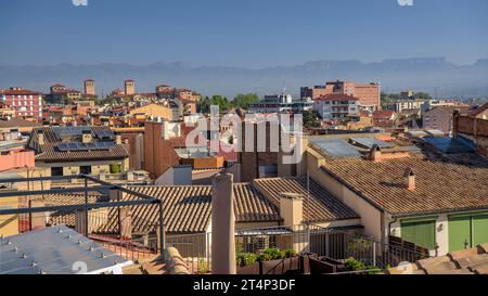 Dächer und Gebäude von Vic vom historischen Stadtzentrum (Osona, Barcelona, Katalonien, Spanien) ESP: Tejados y edificios de Vic (Barcelona, España) Stockfoto