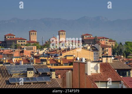 Dächer und Gebäude von Vic vom historischen Stadtzentrum (Osona, Barcelona, Katalonien, Spanien) ESP: Tejados y edificios de Vic (Barcelona, España) Stockfoto