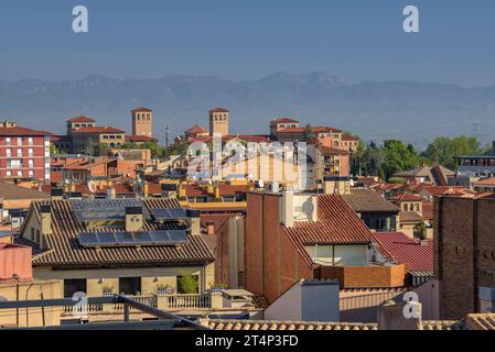 Dächer und Gebäude von Vic vom historischen Stadtzentrum (Osona, Barcelona, Katalonien, Spanien) ESP: Tejados y edificios de Vic (Barcelona, España) Stockfoto