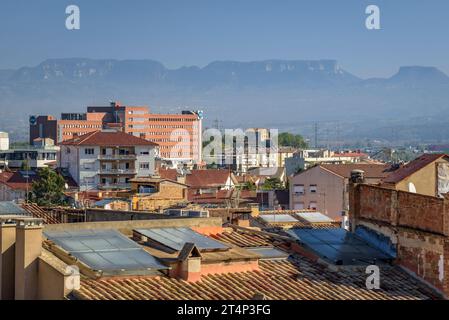 Dächer und Gebäude von Vic vom historischen Stadtzentrum (Osona, Barcelona, Katalonien, Spanien) ESP: Tejados y edificios de Vic (Barcelona, España) Stockfoto