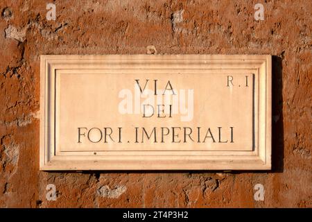 "Via dei Fori Imperiali" Marmortafel an einer Wand, Rom, Italien Stockfoto