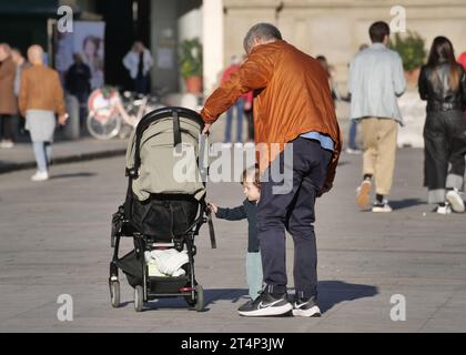 Bergamo, . Oktober 2023. In Italien gibt es immer weniger Kinder, was den demografischen Rückgang und die Krise der traditionellen Familie bestätigt: Jedes dritte Kind wird außerhalb eines Eheverhältnisses geboren. Quelle: Unabhängige Fotoagentur/Alamy Live News Stockfoto