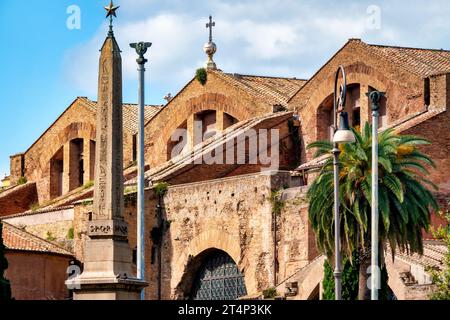 Außenansicht der Diokletianbäder mit dem Obelisken von Dogali, Rom, Italien Stockfoto