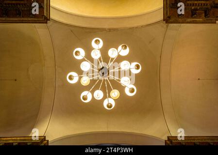 Gewölbe und eine Lampe in der neoklassizistischen Kathedrale St. Peter von Vic (Osona, Barcelona, Katalonien, Spanien) ESP: Bóvedas y lámpara en catedral Vic Stockfoto