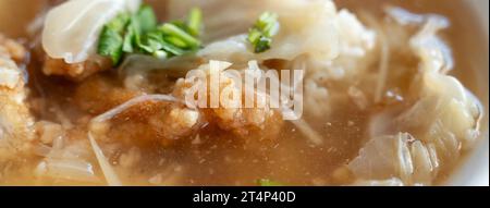 Köstliches, frittiertes spanisches Makrelenfilet mit Reis und Nudeln in dicker Suppe in Tainan, Taiwan. Stockfoto