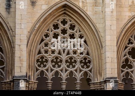 Fenster des gotischen Kreuzgangs der Kathedrale St. Peter von Vic (Osona, Barcelona, Katalonien, Spanien) ESP: Ventanales del claustro Gótico de Vic Stockfoto