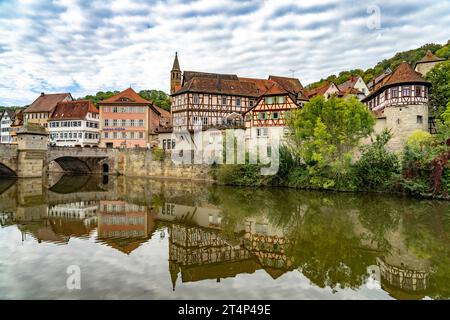 Fachwerkhäuser an der Kocher in Heimbach, Schwäbisch Hall, Baden-Württemberg, Deutschland | Fachwerkhäuser am Kocher in Heimbach, Stockfoto