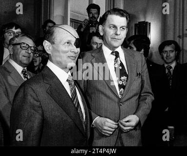 MOSHE DAYAN israelischer Außenminister trifft in Stockholm mit dem schwedischen Premierminister Thorbjörn Fälldin zusammen Stockfoto