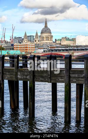 London, England, Großbritannien. Themse bei Ebbe - St Paul's Cathedral und die Skyline der Stadt Stockfoto