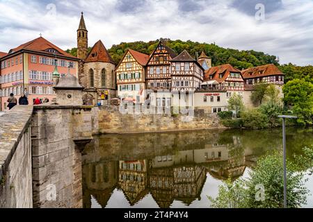 Fachwerkhäuser an der Kocher und die Johanniterkirche in Heimbach, Schwäbisch Hall, Baden-Württemberg, Deutschland | Fachwerkhäuser entlang der Straße Stockfoto