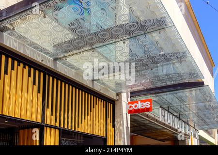 Adelaide, Südaustralien - 28. Dezember 2022: Coles Supermarkets-Logo über dem Eingang zum Rundle Place Einkaufszentrum in Adelaide CBD Stockfoto