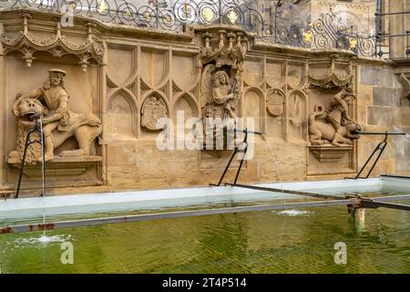 Der historische Fischbrunnen auf dem Marktplatz in Schwäbisch Hall, Baden-Württemberg, Deutschland | historischer Fischbrunnen Fischbrunnen auf der Marke Stockfoto