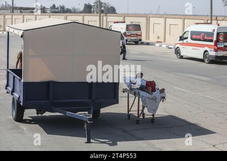 Rafah, Palästinensische Gebiete. November 2023. Palästinensische Krankenwagen kommen außerhalb des Grenzübergangs zwischen Gaza und Ägypten an. Verletzte Palästinenser, Palästinenser mit zweiten Pässen und Ausländer können über den Grenzübergang Rafah evakuiert werden. Quelle: Mohammed Talatene/dpa/Alamy Live News Stockfoto